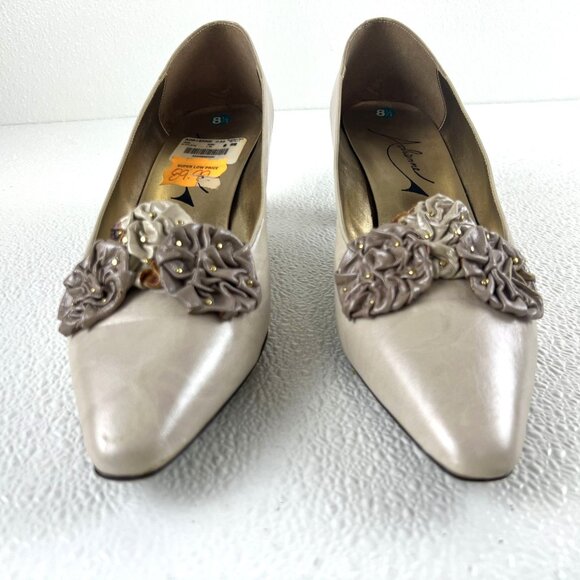 Adrienne 8.5 Womens Bone Leather Heels With Floral Embellishments & Gold Accents - Picture 3 of 16